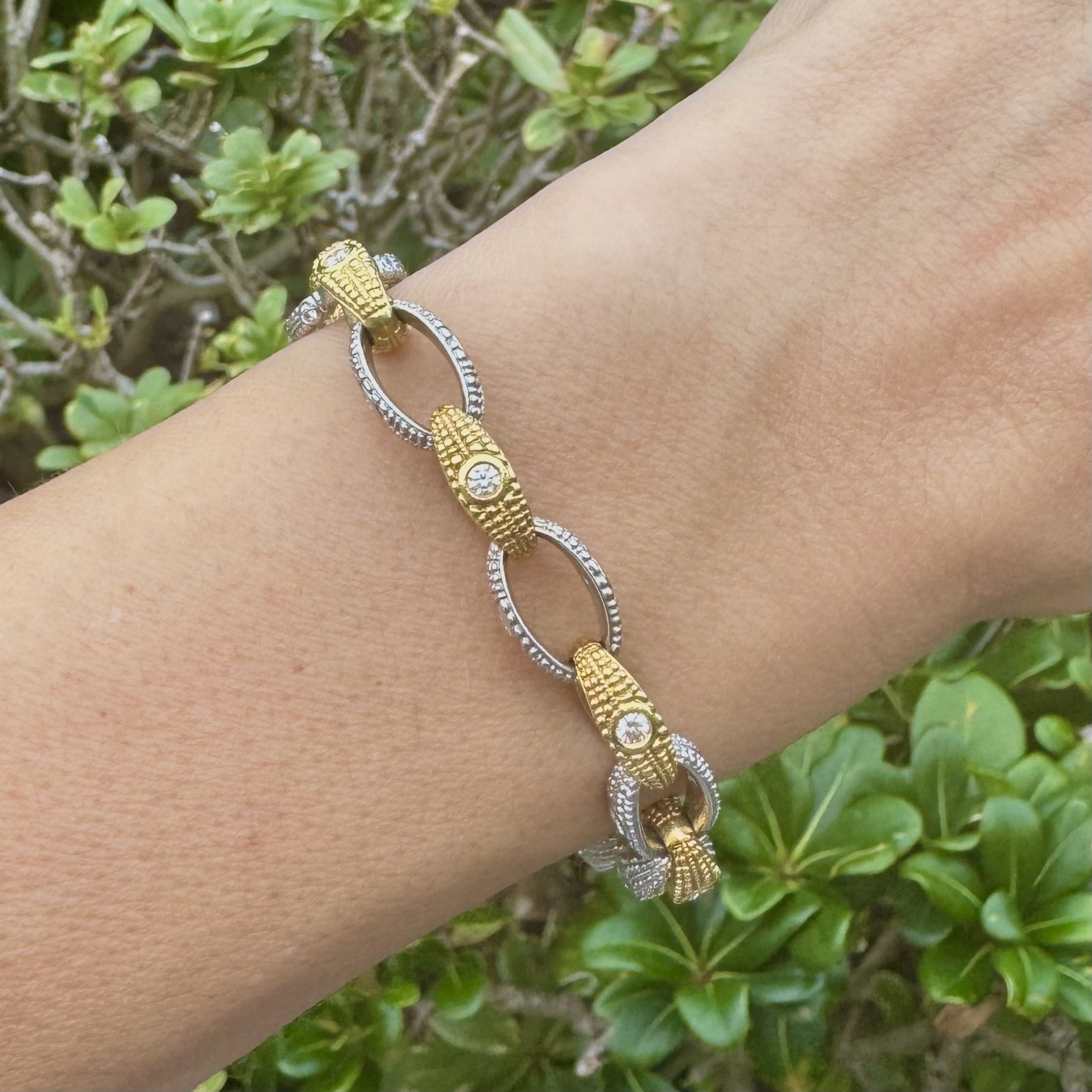 アクセサリー Gold Bracelet SP-Medium 3 CT. T.W. Multi-Diamond Alternating Flower Line Bracelet in 10K